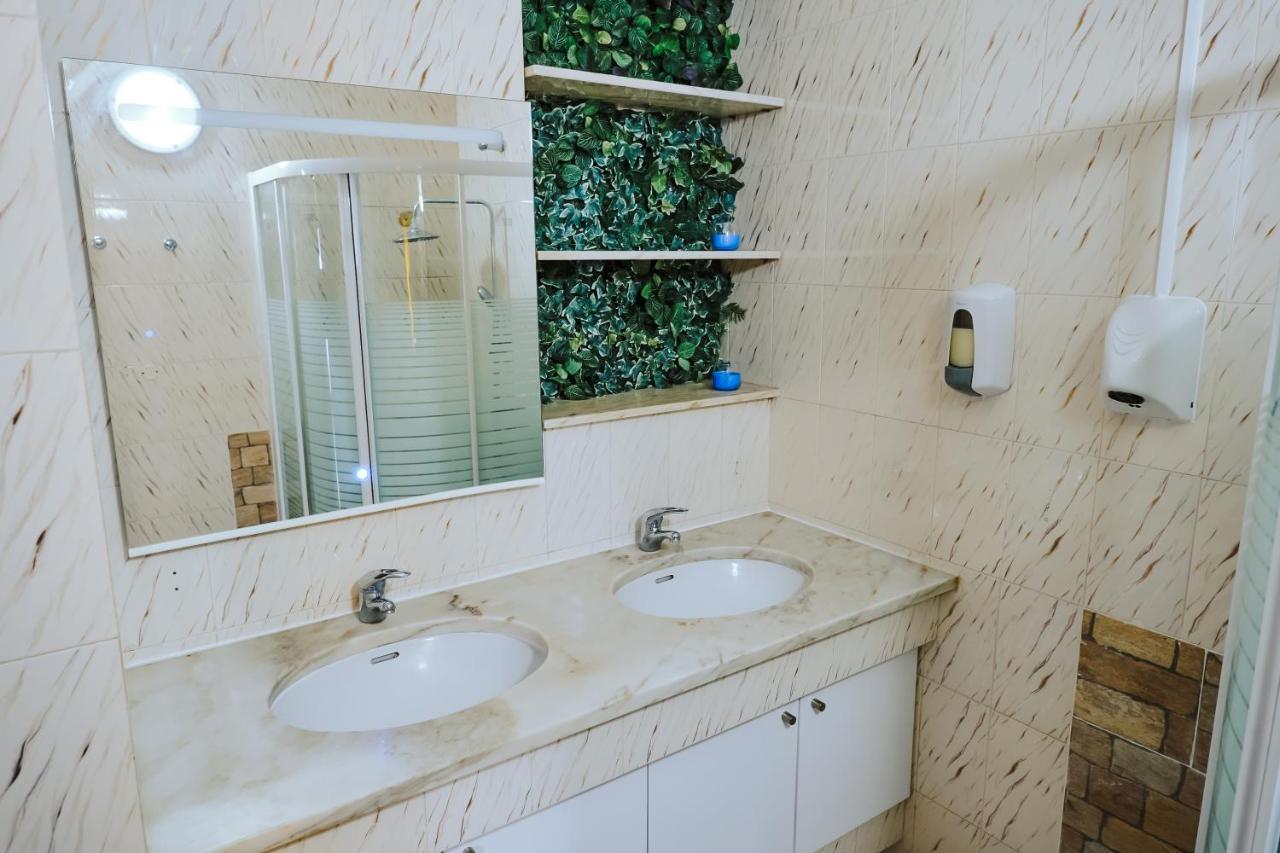 Help Yourself Hostels - Restelo ลิสบอน ภายนอก รูปภาพ